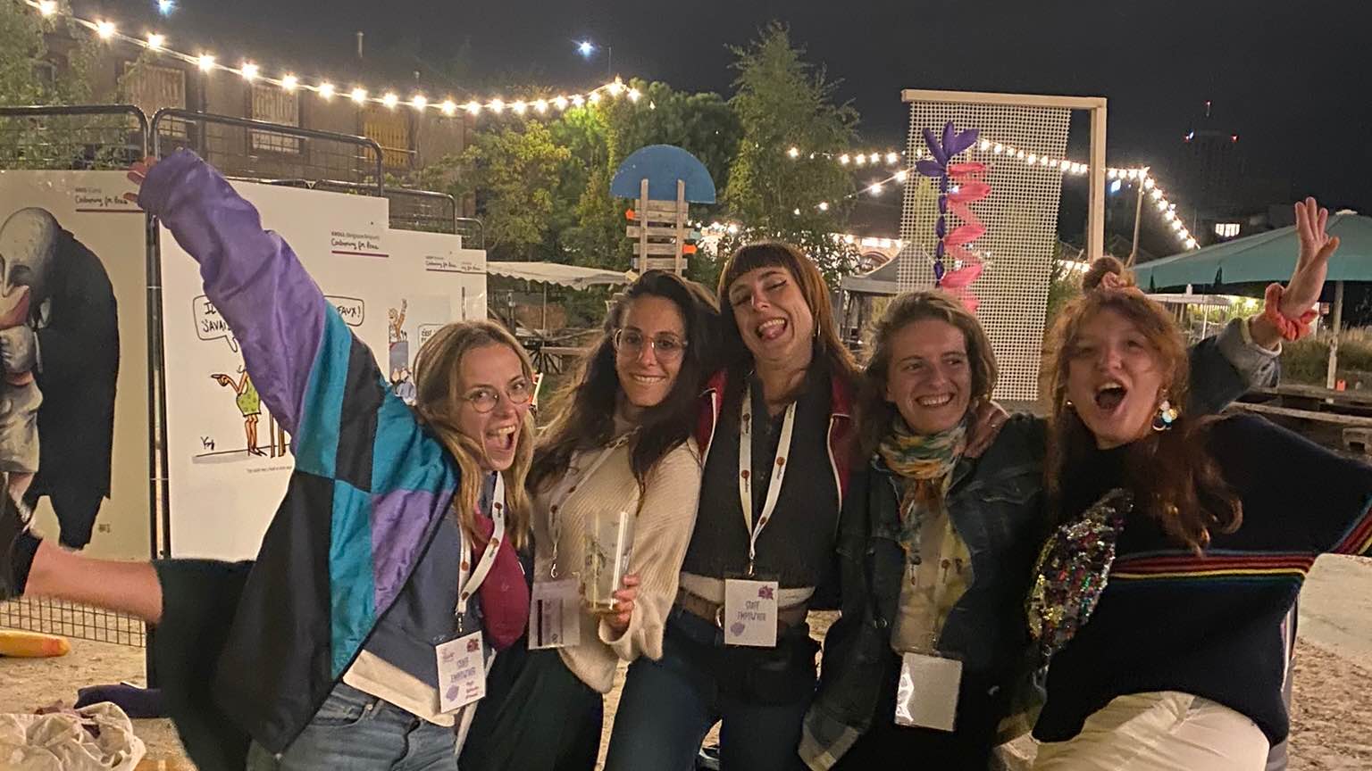 Team of 5 girls célébrations suring their évent at night