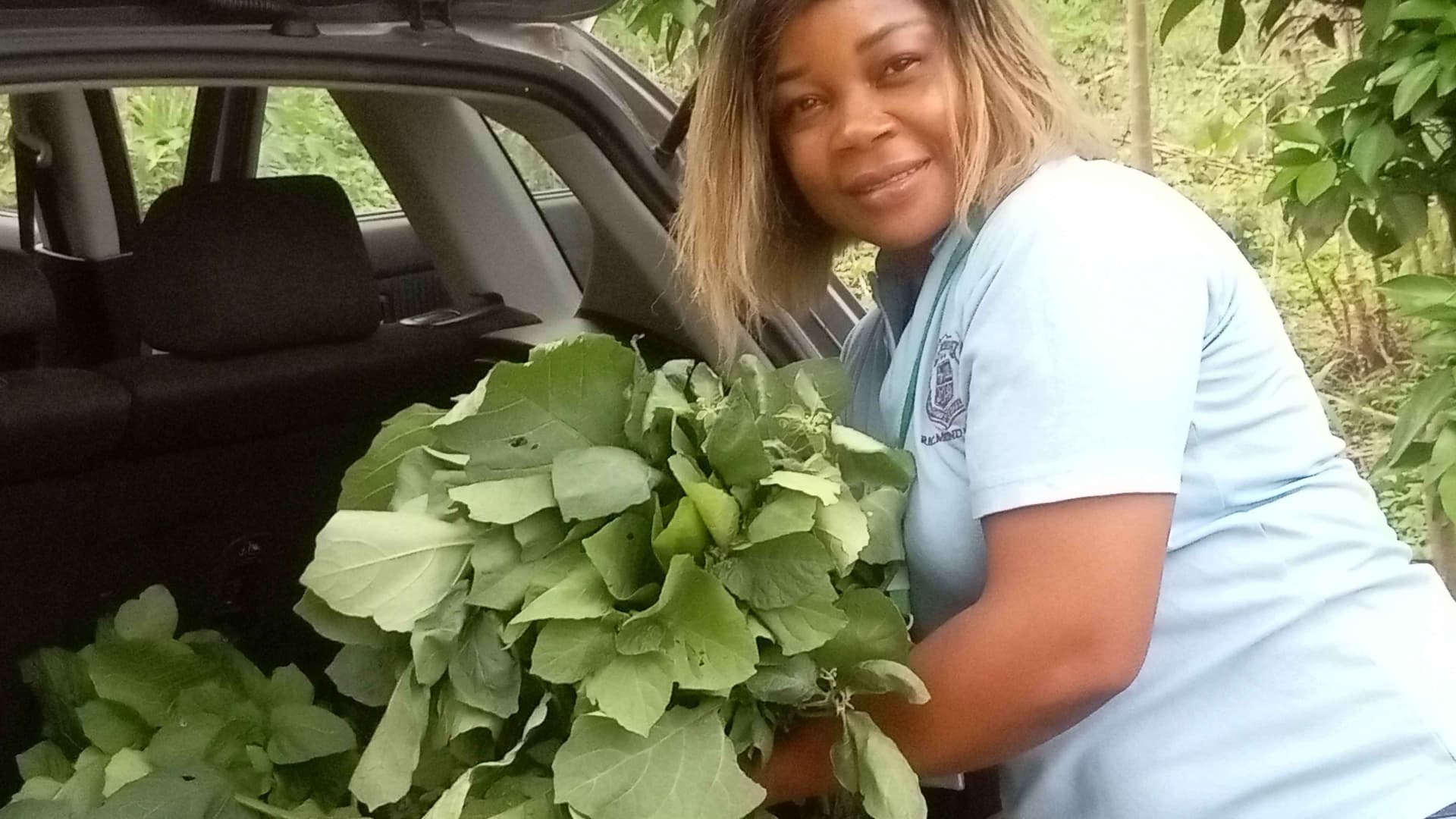 A photo taken as we pack the fresh vegetable to be donated in the truck  of the car.